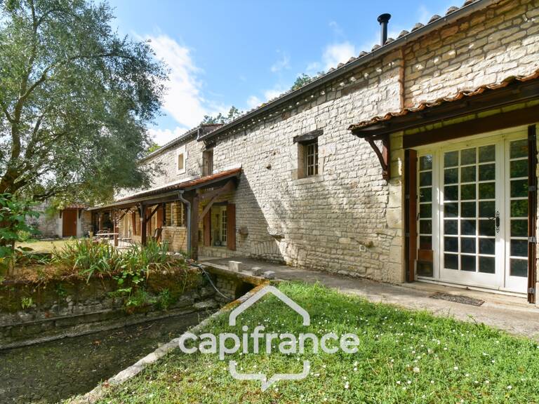 Maison de caractère à vendre 12 pièces SAINT SEVERIN SUR BOUTONNE (17) sur 4500m²de terrain arboré — photo 1