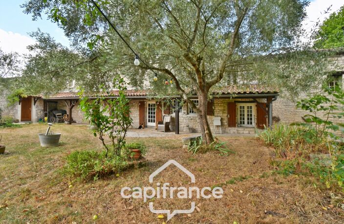 Maison de caractère à vendre 12 pièces SAINT SEVERIN SUR BOUTONNE (17) sur 4500m²de terrain arboré — photo 2