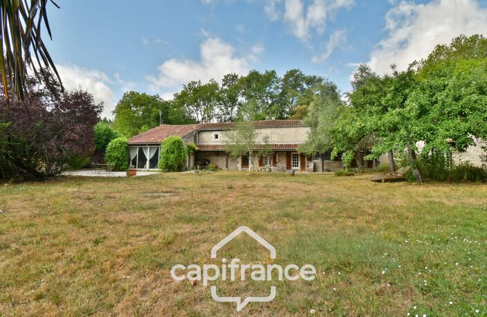 Maison de caractère à vendre 12 pièces SAINT SEVERIN SUR BOUTONNE (17) sur 4500m²de terrain arboré — photo 3