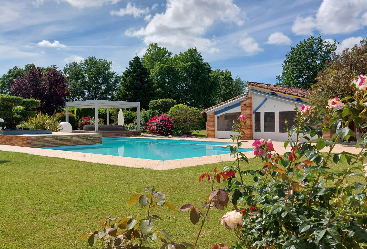 Maison à vendre 13 pièces MONTAUBAN (82), salle de reception, parking, bureaux, cave, dépendances,  parc de 8000m2, 2 entrées indépendantes — photo 1