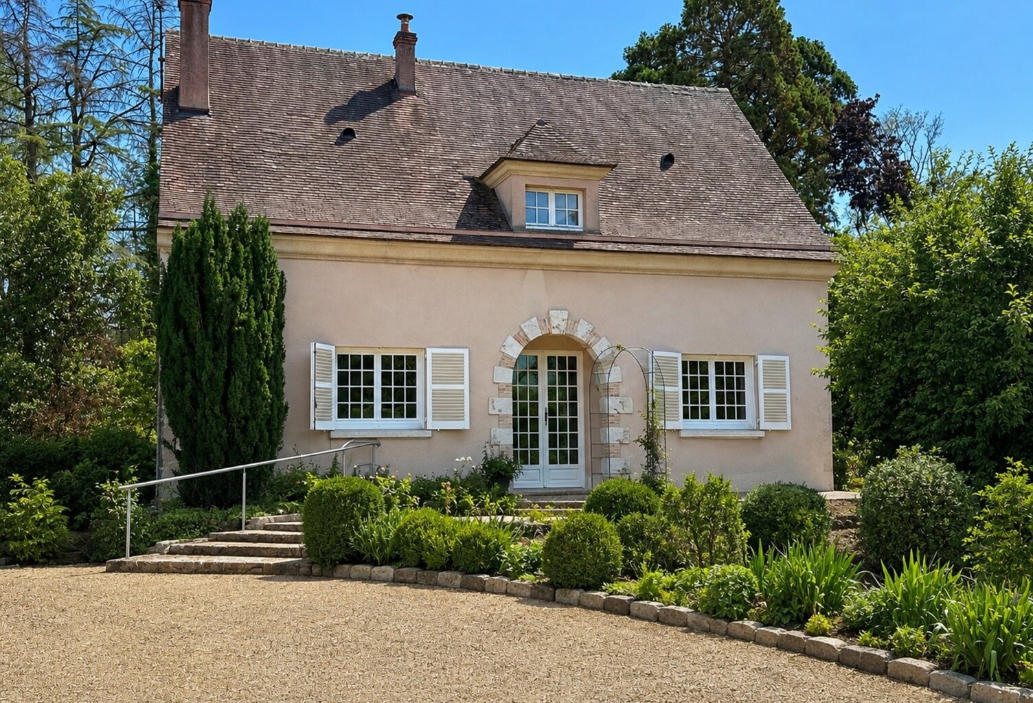 Courville-sur-Eure Maison familiale de 155 m², terrain arboré de 8317 m². Cadre exceptionnel et fort potentiel ! — photo 1