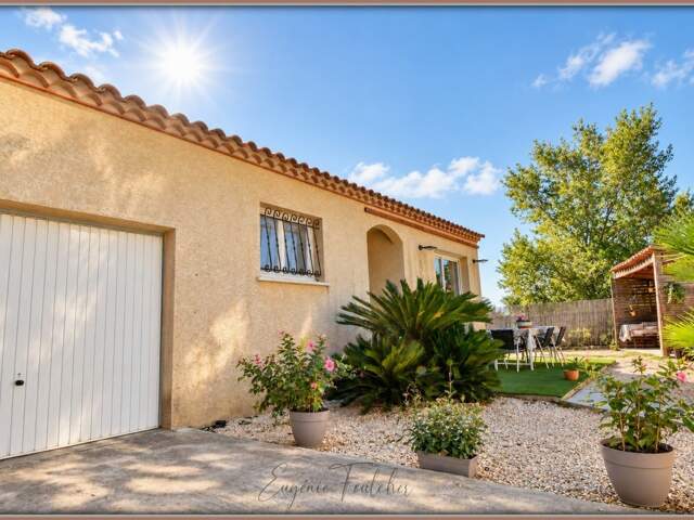 Villa plain-pied avec jardin et garage — photo du bien