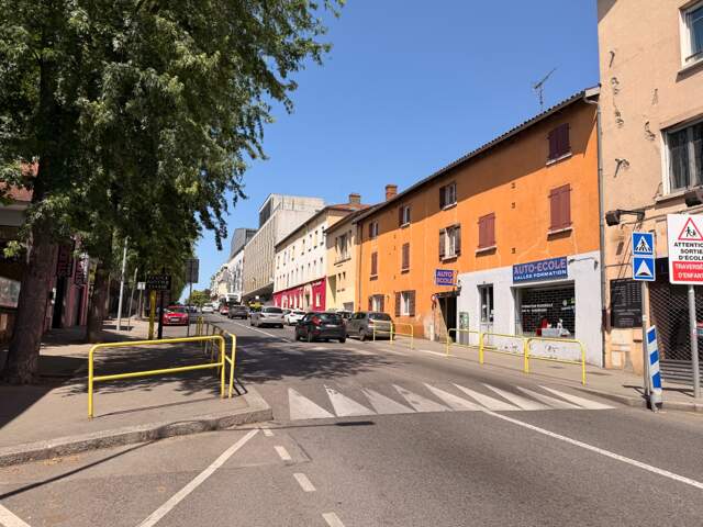 Murs commerciaux loués à vendre VILLEFRANCHE SUR SAONE (69) local de 129m2 environ — photo du bien