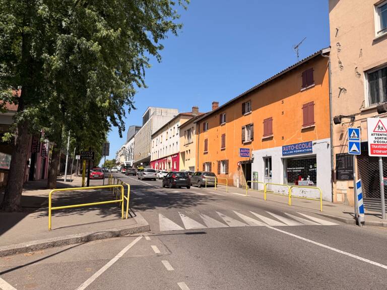 Murs commerciaux loués à vendre VILLEFRANCHE SUR SAONE (69) local de 129m2 environ — photo 1