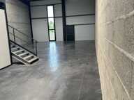 Local d'activité à louer DECINES CHARPIEU (69), local de 325 m² dont 237 m² d'activité, 44 m² de bureaux au RDC et 44 m² de mezzanine + 3 stationnements — photo 3