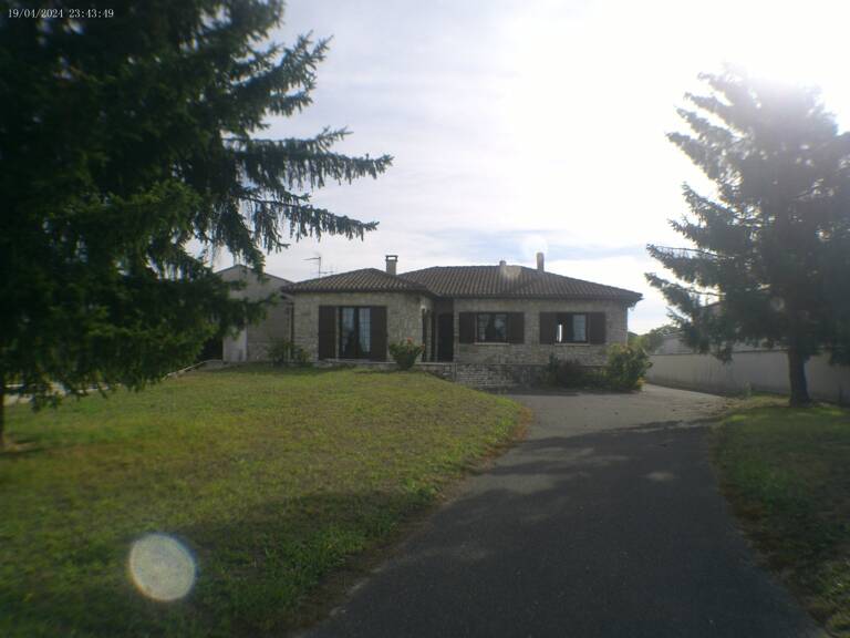 CHATEAUBERNARD A Vendre Maison en Pierre — photo 1