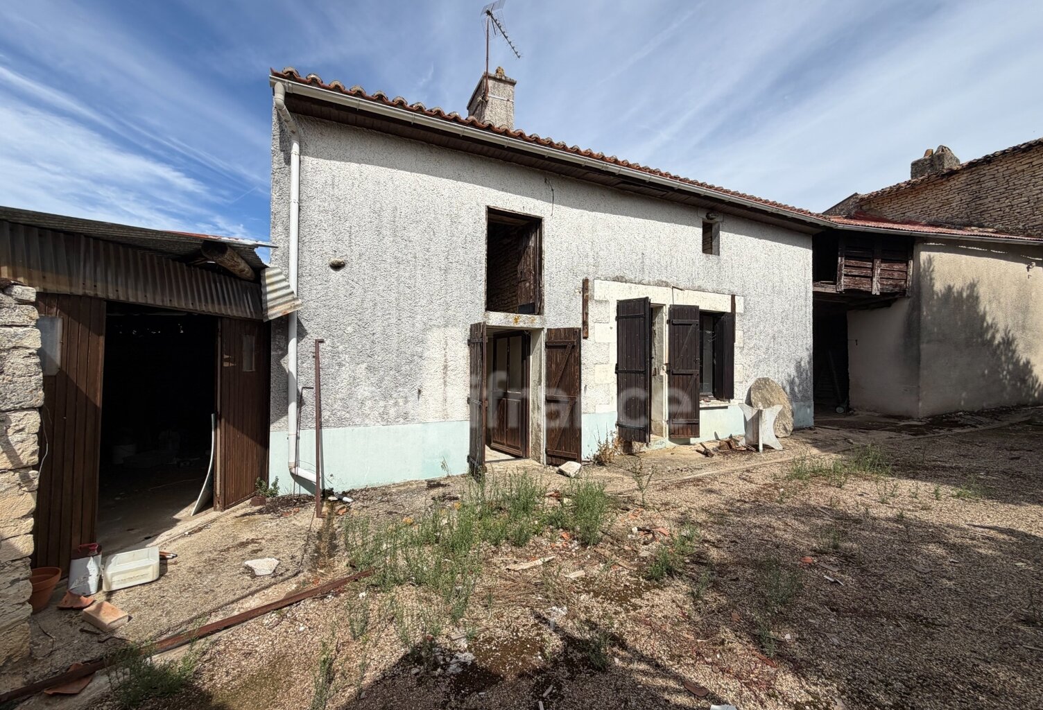 Ensemble de maisons anciennes à rénover d'environ 180m² à Neuville de Poitou (86) — photo 1