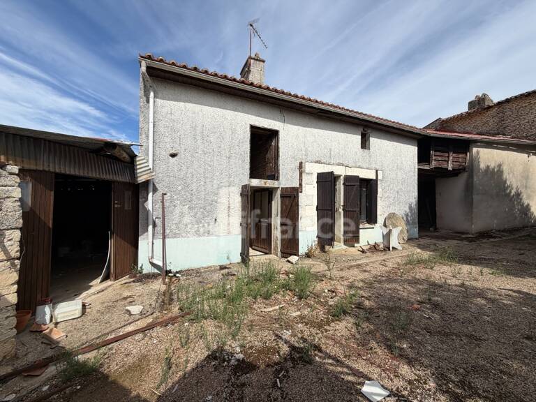 Ensemble de maisons anciennes à rénover d'environ 180m² à Neuville de Poitou (86) — photo 1