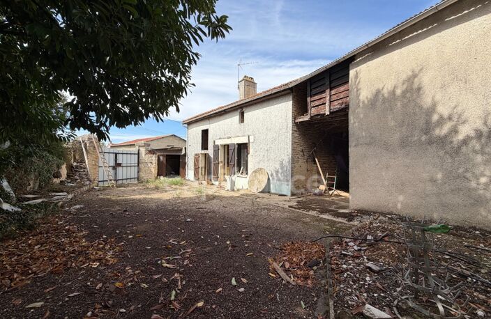 Ensemble de maisons anciennes à rénover d'environ 180m² à Neuville de Poitou (86) — photo 3