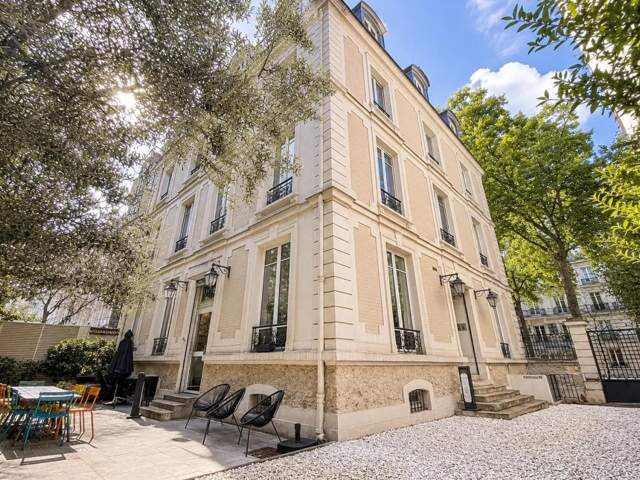 Situé à toute proximité de la Place du Maréchal Juin, dans le 17ème arrondissement, CORPIMMO vous propose ce superbe Hôtel particulier à la location — photo du bien
