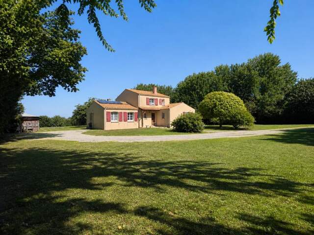 Maison de 8 pièces de 153 m² situé à Petosse — photo du bien