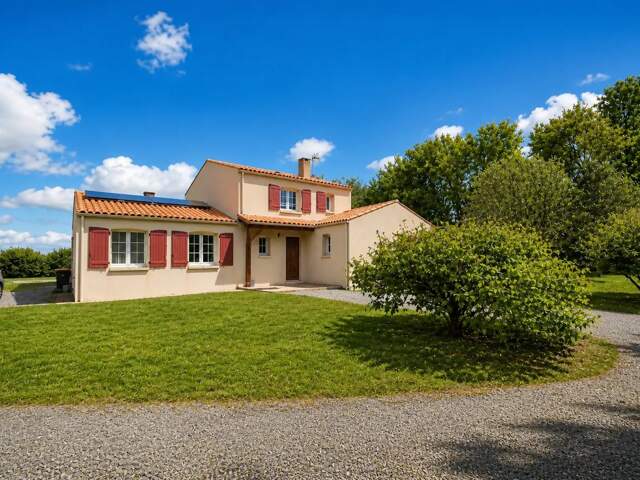 Maison de 8 pièces de 153 m² situé à Petosse — photo du bien