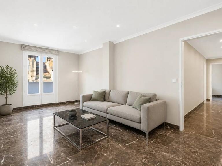 Appartement ensemble de bureaux 6 pièces de 152 m² à Avignon — photo 1