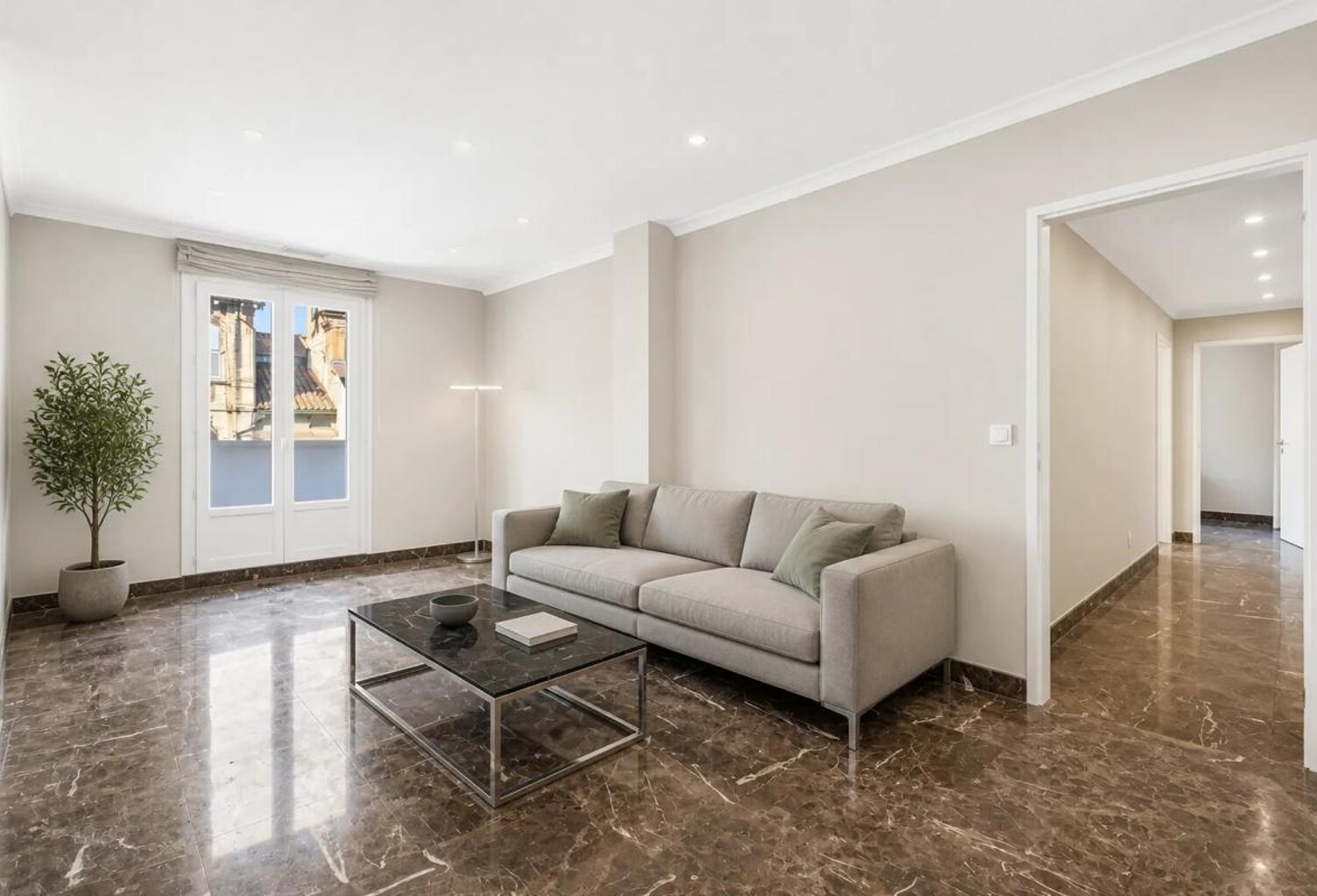Appartement ensemble de bureaux 6 pièces de 152 m² à Avignon — photo 1