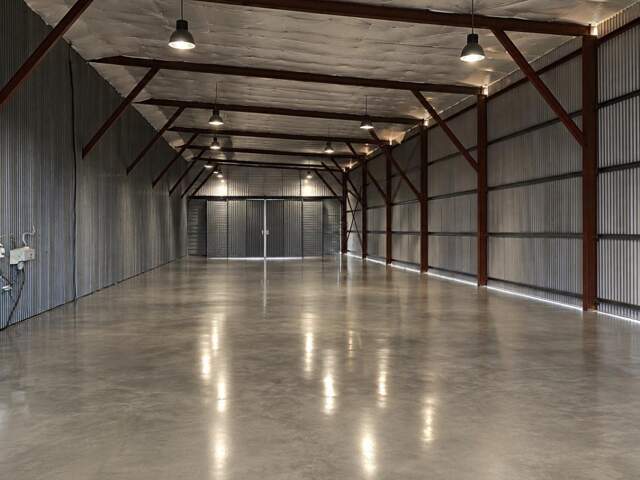 A LOUER – ENTREPÔT DE 396 M² – ZONE BEL AIR – SAINT-LOUIS — photo du bien
