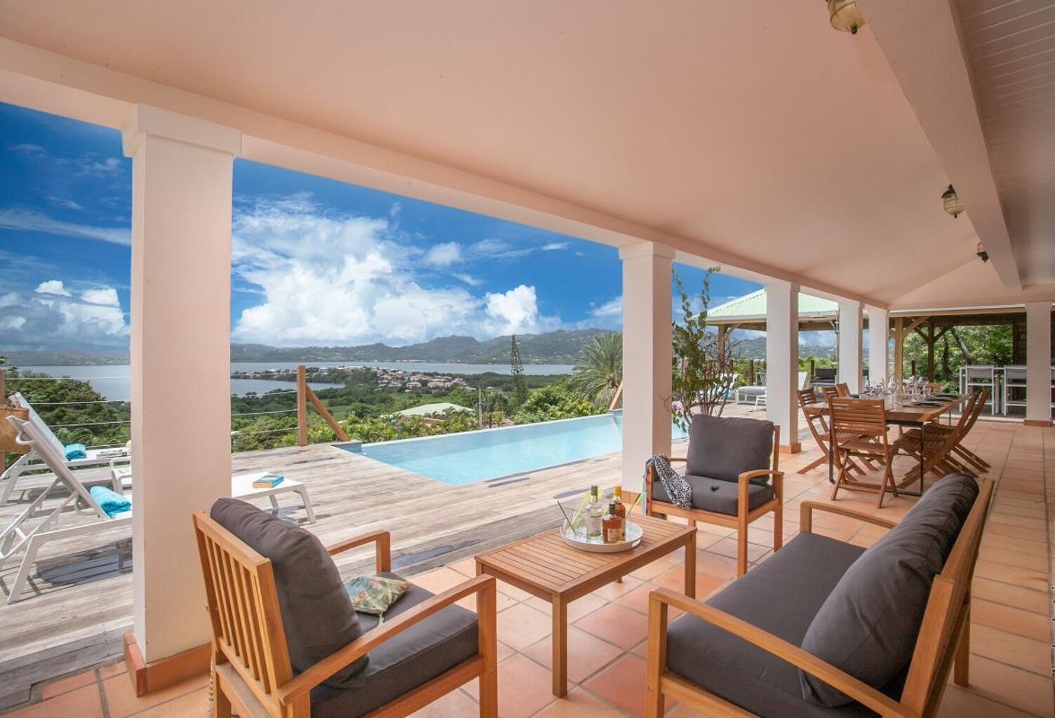 LE ROBERT - Maison meublée à Vendre T6 270m² HAB - Piscine - Carbet - Vue mer panoramique — photo 1