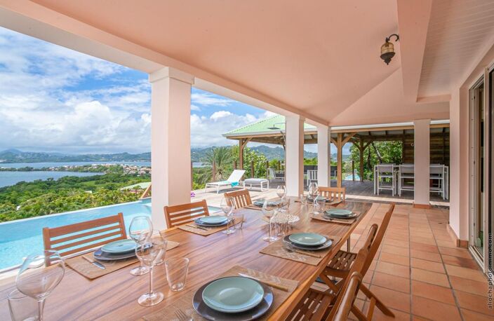 LE ROBERT - Maison meublée à Vendre T6 270m² HAB - Piscine - Carbet - Vue mer panoramique — photo 2
