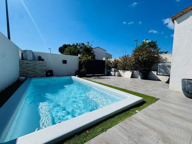 Maison en parfait état avec piscine au calme en bordure d'étang — photo du bien