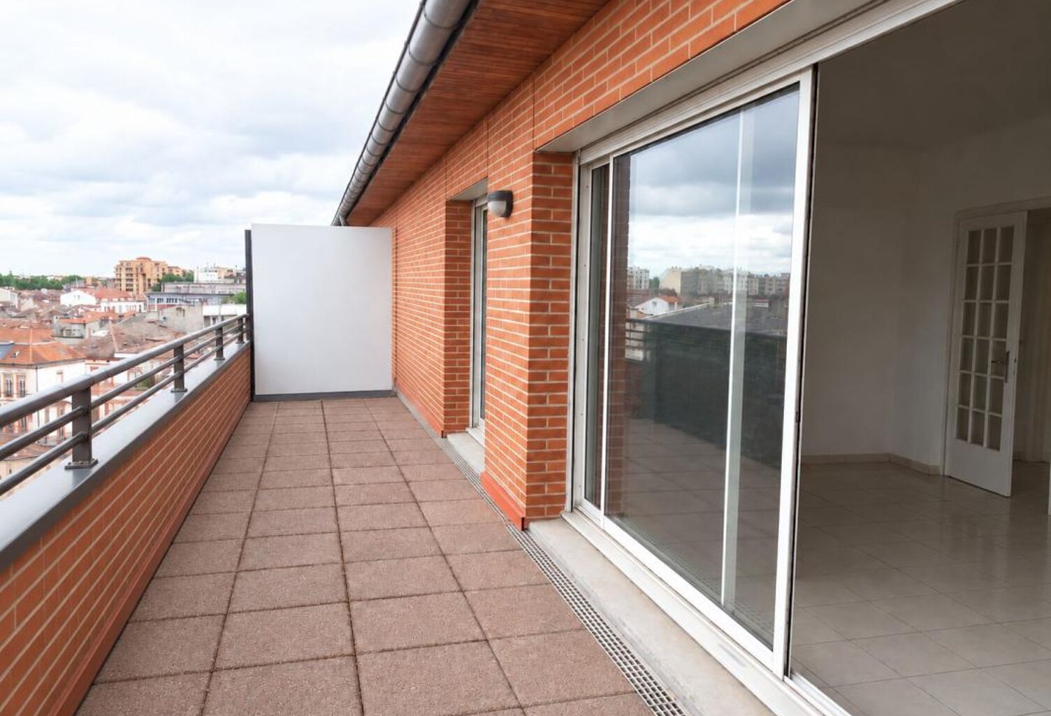 Appartement Toulouse 3 pièces avec terrasse et parking — photo 1