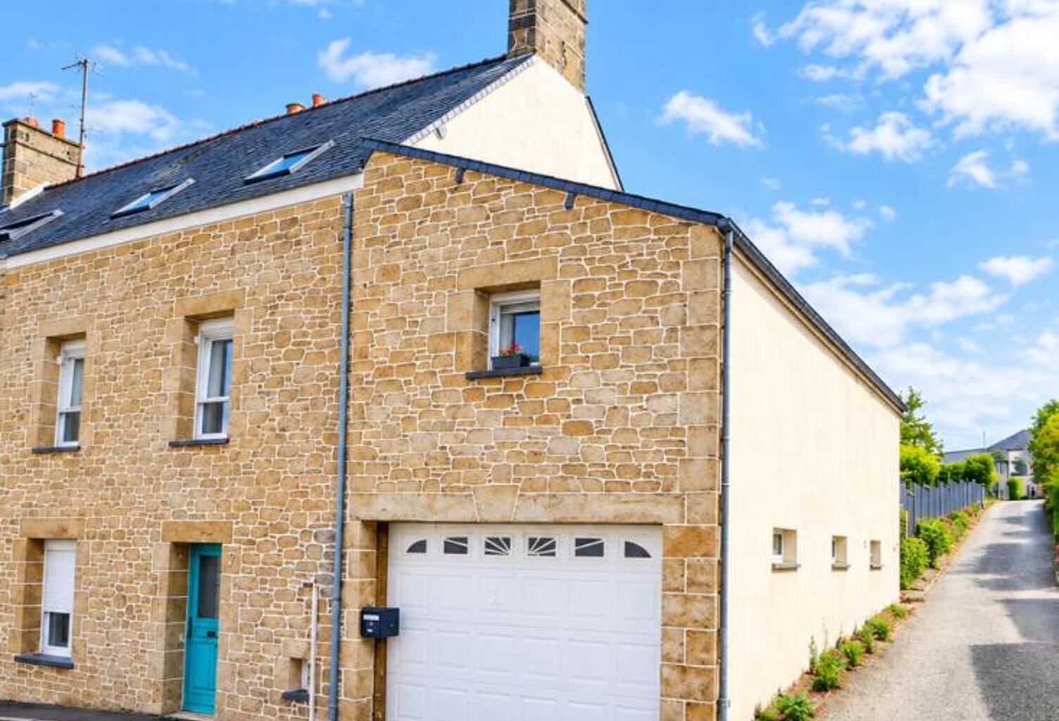 Maison de bourg rénovée de 130 m² avec jardin, véranda et deux garages ? Aucun travaux à prévoir ? Ambrières-les-Vallées 53300 en mayenne 53 — photo 1