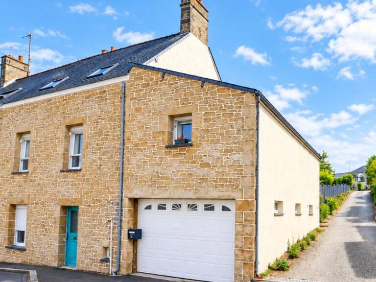 Maison de bourg rénovée de 130 m² avec jardin, véranda et deux garages ? Aucun travaux à prévoir ? Ambrières-les-Vallées 53300 en mayenne 53 — photo 1