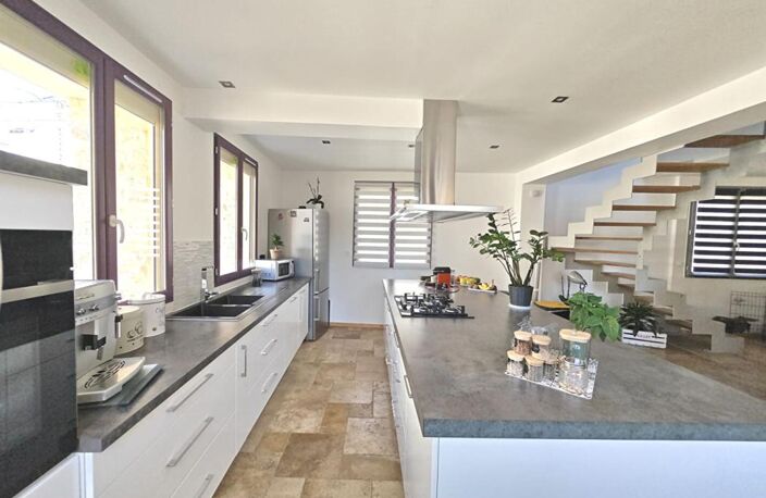 Maison en pierre 5 pièces, double garage, dépendance et jardin — photo 4