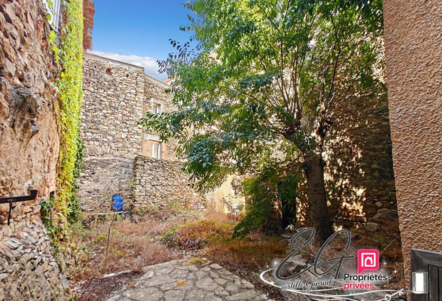 Maison en pierre à rénover :  jardin, garage, grenier aménageable — photo 1