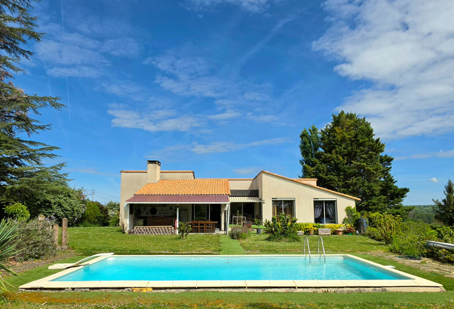 Maison avec sous sol parc et piscine — photo 1
