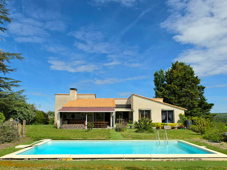 Maison avec sous sol parc et piscine — photo 1