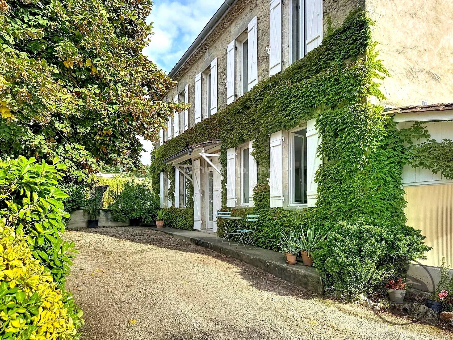Maison 4 pièces 150 m² · à Villefranche-de-Lonchat · 150 m² · 263 000 €