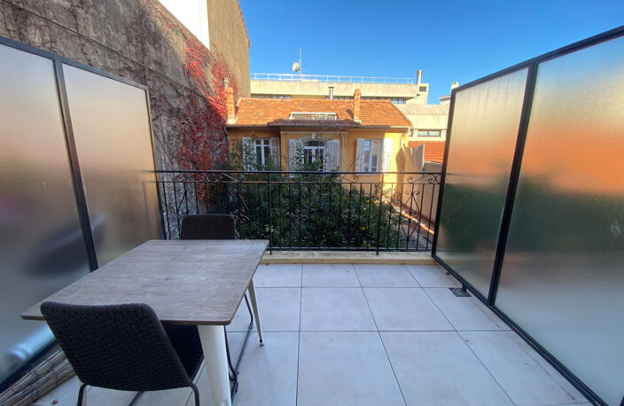 CANNES - Rue Mimont. Studio meublé. Terrasse. Cave. — photo 4