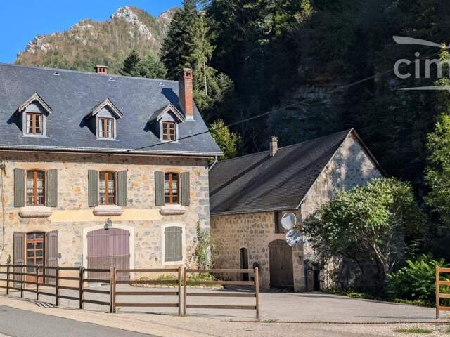 Maison de caractère en pierre avec grange attenante et fort pote — photo du bien