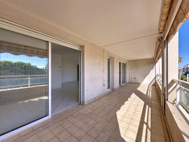 Grand appartement familial avec garage dans résidence avec piscine — photo du bien