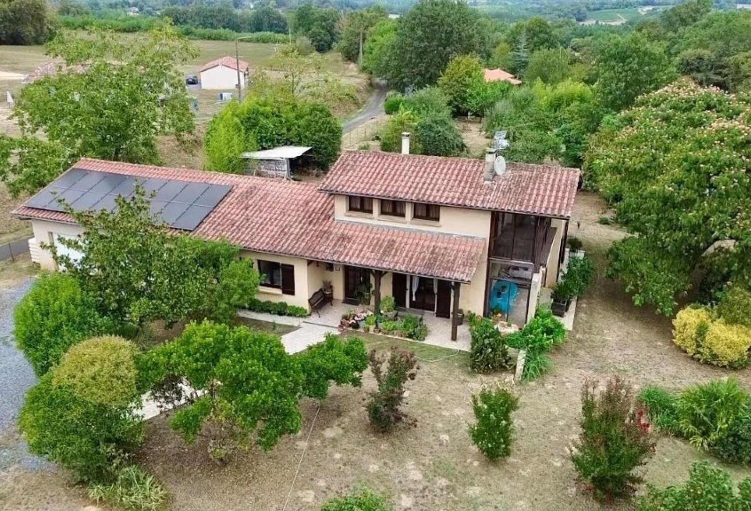 Maison de charme d'environ 165m² sur un terrain arboré et clos de 4500m² avec grand double garage attenant — photo 1