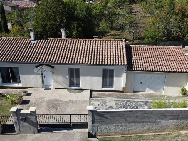 Villa plain pied de 100m² avec piscine, jardin, grand garage, pompe à chaleur et panneaux photovoltaïques — photo du bien