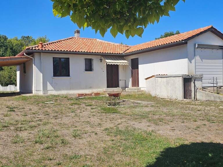 maison de famille plain pied au coeur du bourg de Dignac — photo 1