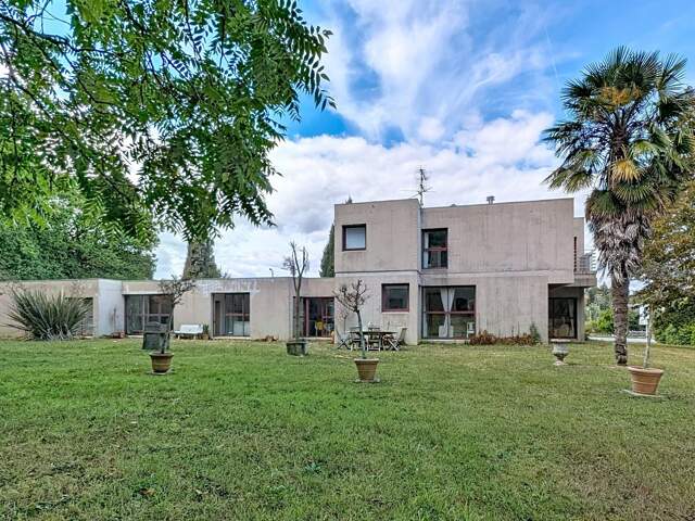 Grande maison avec vie de plain pied et terrain constructible — photo du bien