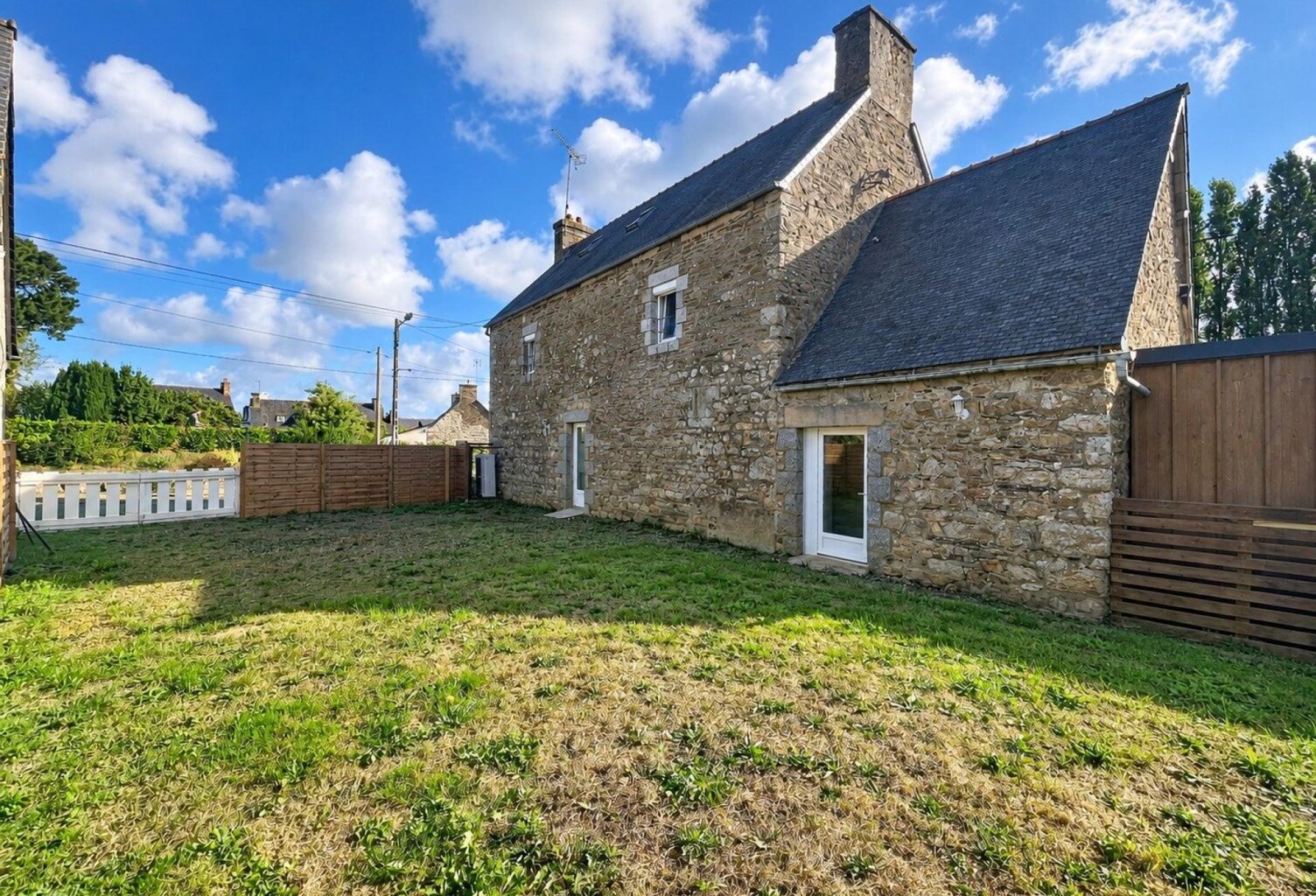 Coup de cœur pour cette charmante maison en pierre au cœur de Brélidy ! — photo 1