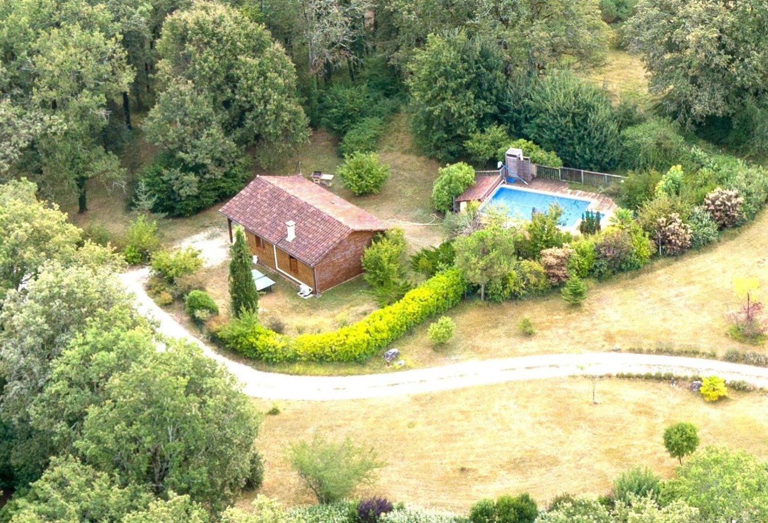 MAISON OSSATURE BOIS DANS SON ECRIN DE VERDURE — photo 1