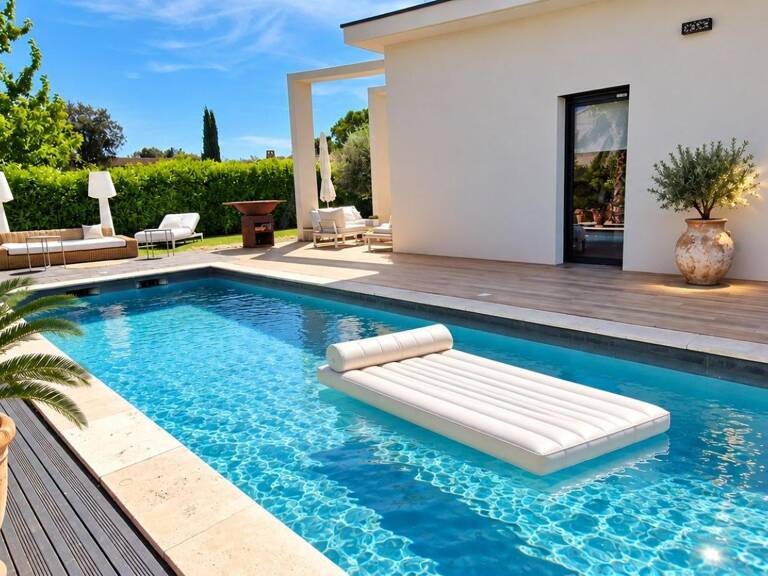 Entre , découvrez cette villa de 130 m² offrant 3 chambres, une piscine et une autonomie énergétique totale grâce à ses panneaux solaires. — photo 1