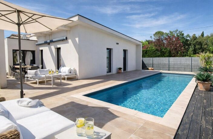 Entre , découvrez cette villa de 130 m² offrant 3 chambres, une piscine et une autonomie énergétique totale grâce à ses panneaux solaires. — photo 2