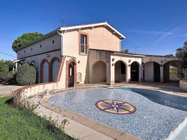 Maison de caractère avec piscine et terrasses — photo du bien