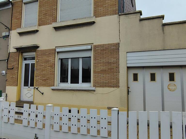 Maison semi-individuelle à rénover, 3 chambres, garage et jardin. — photo 1