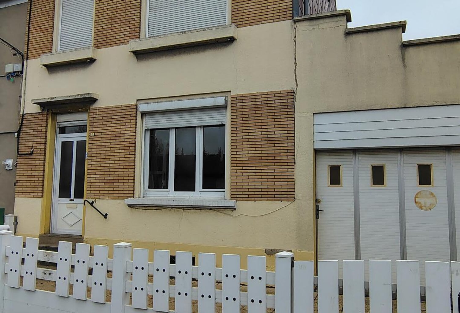 Maison semi-individuelle à rénover, 3 chambres, garage et jardin. — photo 1