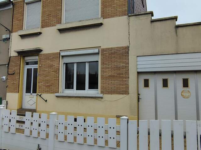Maison semi-individuelle à rénover, 3 chambres, garage et jardin. — photo du bien
