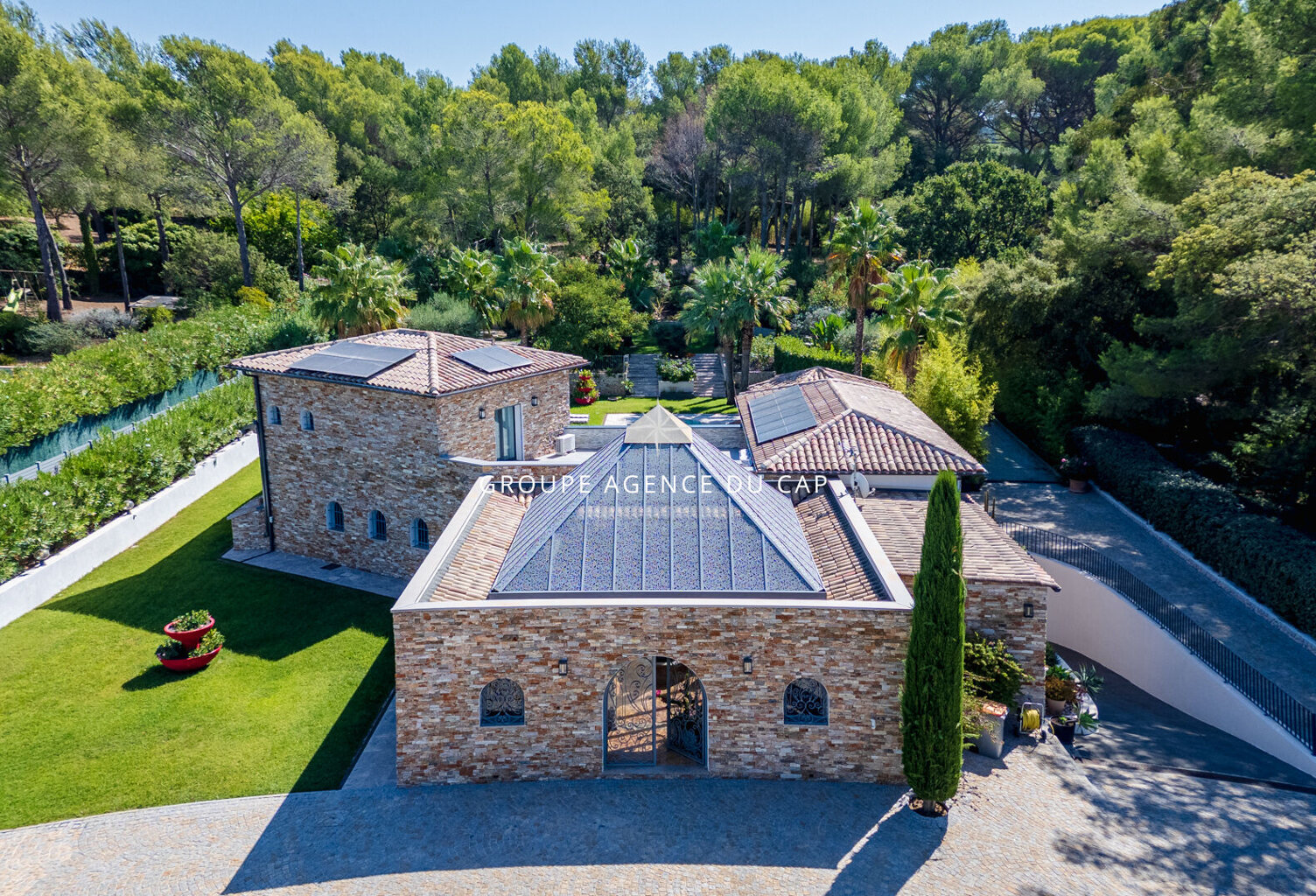 Villa de caractère, piscine chauffée et garage de 200 m² au coeur d'un parc de 5 000 m²  à Fréjus — photo 1