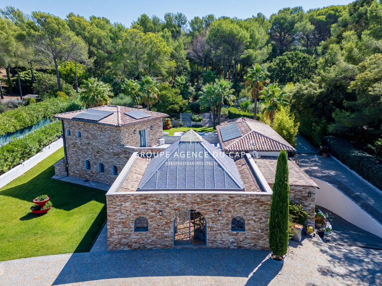 Villa de caractère, piscine chauffée et garage de 200 m² au coeur d'un parc de 5 000 m²  à Fréjus — photo 1