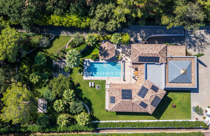 Villa de caractère, piscine chauffée et garage de 200 m² au coeur d'un parc de 5 000 m²  à Fréjus — photo 2