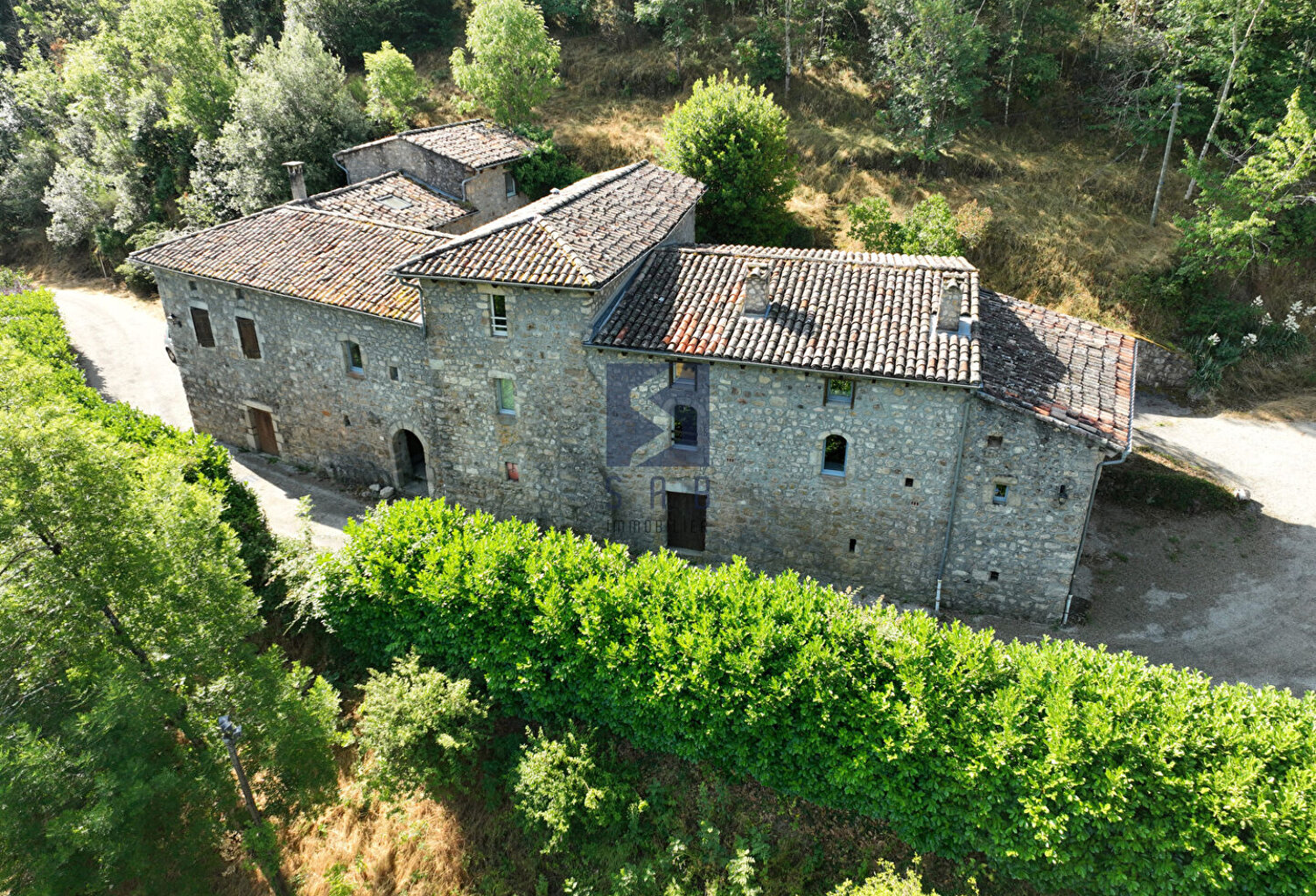 Ardèche : Vallée de l'Eyrieux Ensemble immobilier de 6 gîtes en pierre  sur un terrain de 705 m² — photo 1