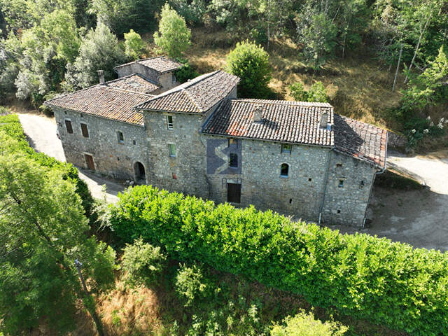 Ardèche : Vallée de l'Eyrieux Ensemble immobilier de 6 gîtes en pierre  sur un terrain de 705 m² — photo du bien